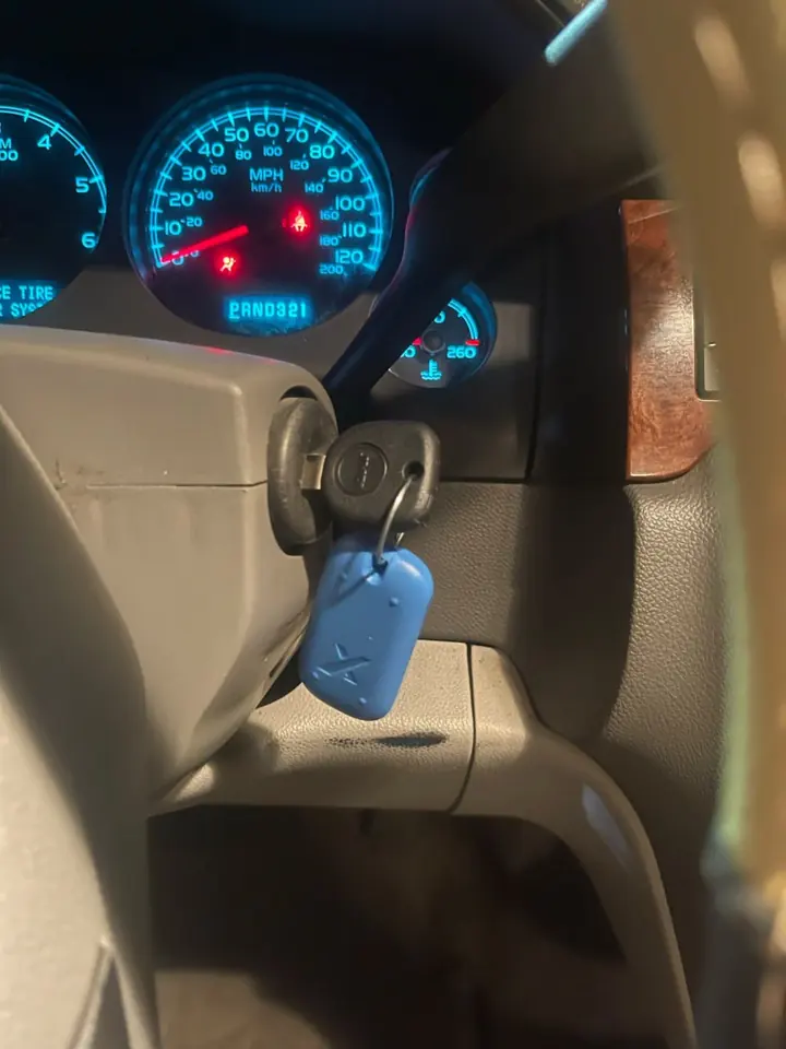 מפתח רכב עם תג כחול ליד לוח המחוונים